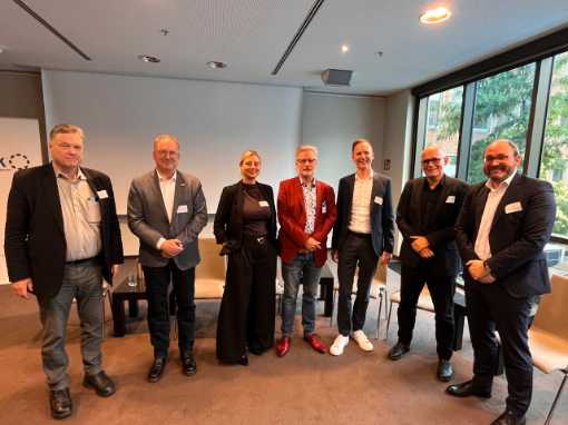 Die Teilnehmer der Diskussionsrunde (v.l.n.r.): Dr. Bernhard Rochell, KV Bremen; Andreas Callies, Rettungsdienst Bremen; Janina Hartmann, Großleitstelle Rotterdam; Torsten Barenborg, vdek Bremen; Björn-Ingemark Janssen, vdek Berlin; Dr. Stefan Poloczek, Bundesministerium für Gesundheit; Ole Laumann, Senatorin für Gesundheit, Frauen und Verbraucher