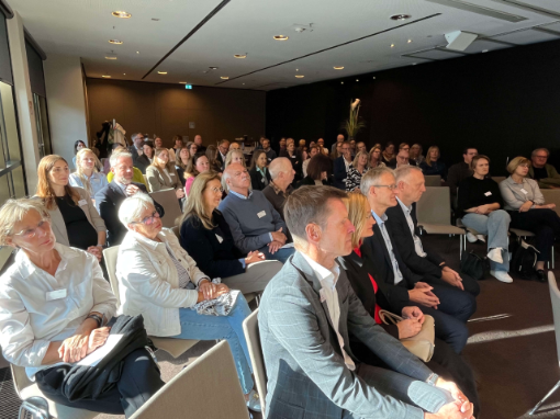 Publikum bei den Gesprächen am Fluss 2025