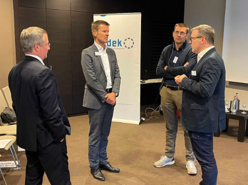 Rege Diskussionen am Rande der Gespräche am Fluss 2025