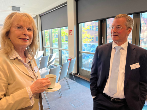 Rege Diskussionen am Rande der Gespräche am Fluss 2025