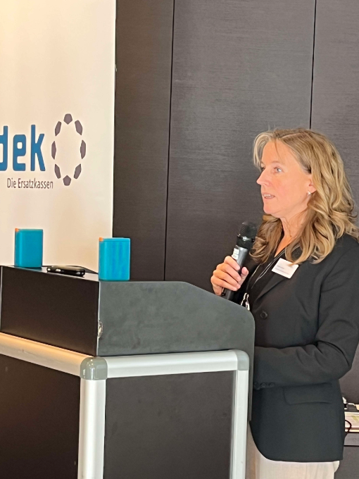 Andrea Toense spricht das Grußwort