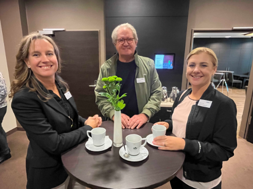 Rege Diskussionen am Rande der Gespräche am Fluss 2025