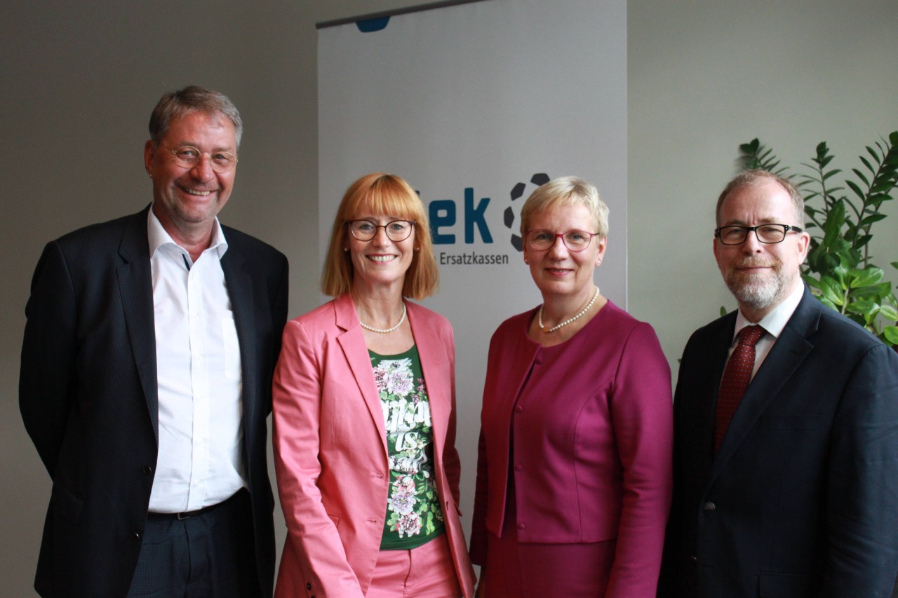 Uwe Klemens (Verbandsvorsitzender vdek), Kathrin Herbst (Leiterin des vdek in Bremen), Prof. Dr. Eva Quante-Brandt (Gesundheitssenatorin) und Dr. Christof Veit (Leiter IQTIG - Institut f&uuml;r Qualit&auml;tssicherung und Transparent im Gesundheitswesen) bei den Gespr&auml;chen am Fluss 2018 (v.l.)