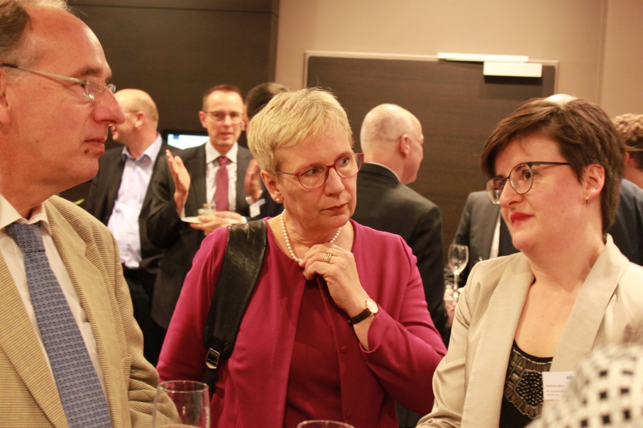 Gesundheitssenatorin Prof. Dr. Eva Quante-Brandt (Mitte) im Gespr&auml;ch mit Hergen Pape (MDK) und Stefanie Dehne (SPD)