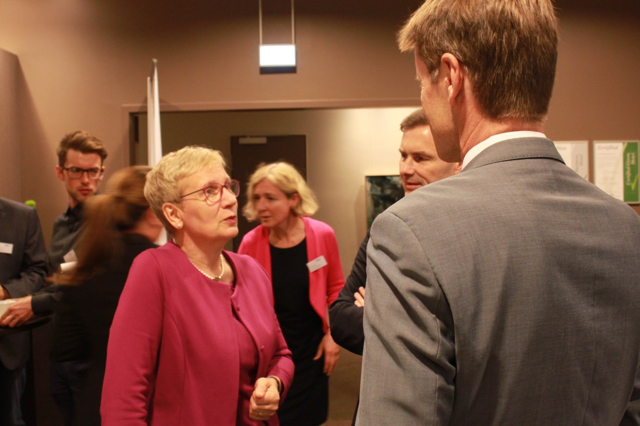 Die Gesundheitssenatorin Prof. Dr. Eva Quante-Brandt unterh&auml;lt sich mit S&ouml;ren Schmidt-Bodenstein (Techniker Krankenkasse, Mitte) und Michael Lempe (Handelskrankenkasse)