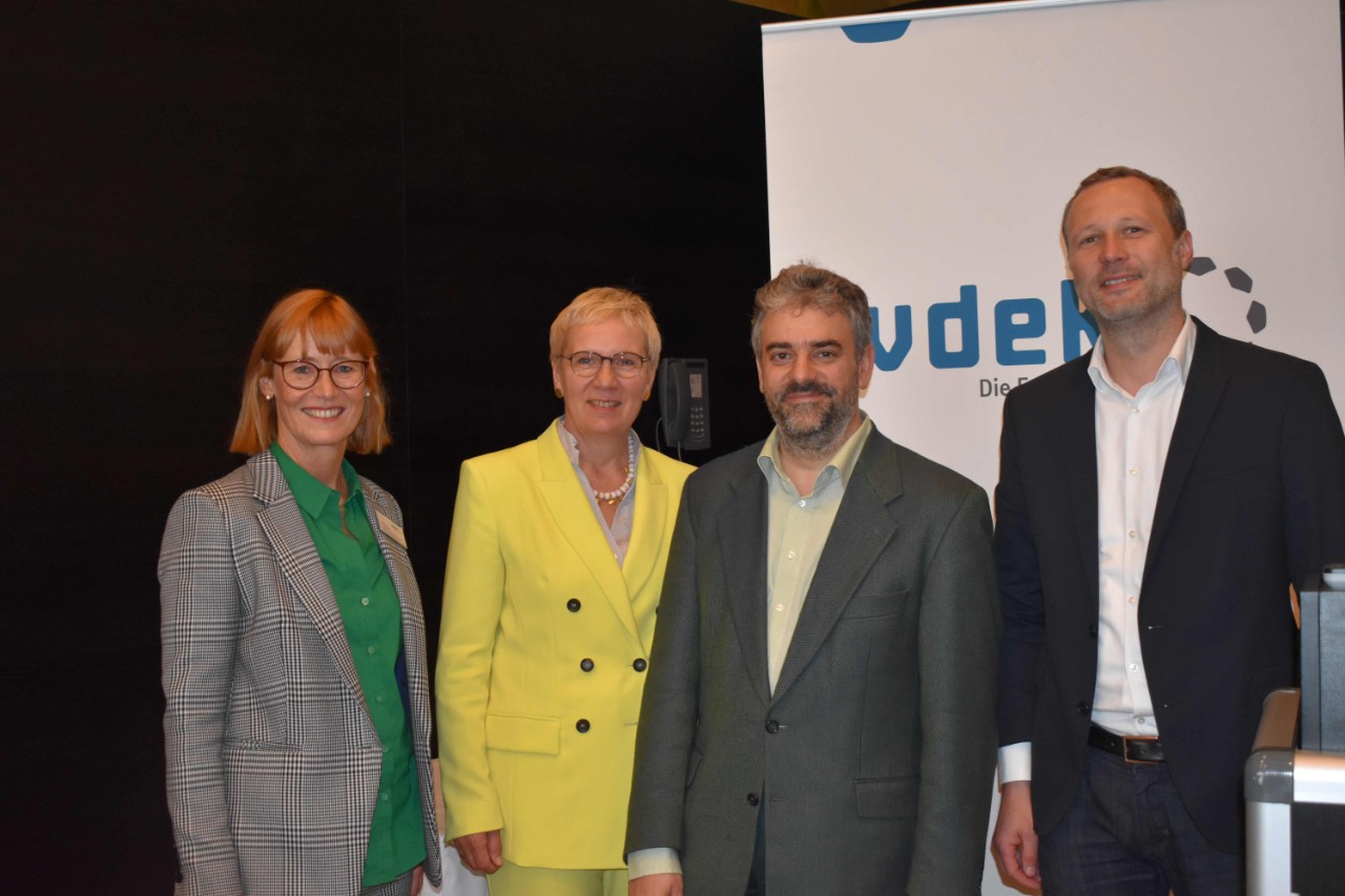 Die Leiterin der vdek-Landesvertretung, Kathrin Herbst (von links) mit Senatorin Prof. Dr. Eva Quante-Brandt, Prof. Dr. Heinz Rothgang und Prof. Dr. Patrick Jahn