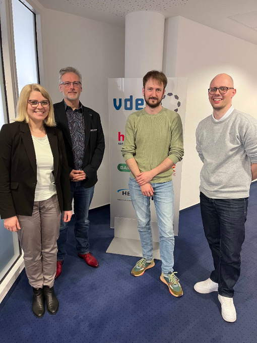 Eine Frau und drei Männer vor dem vdek-Aufsteller