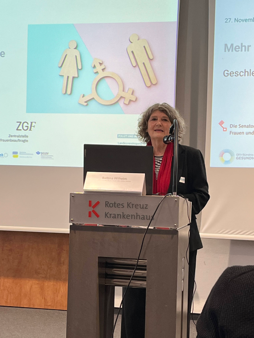 Landesfrauenbeauftragte Bettina Wilhelm spricht ein Grußwort