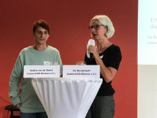 Zwei Frauen an einem Stehpult
