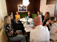 Blick auf Diskussionsrunde in Sitzecke