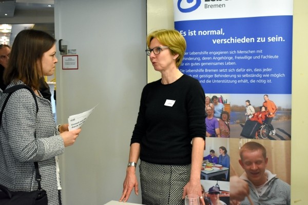 Iris Bunzendahl von der Lebenshilfe Bremen (rechts) informiert am Stand &uuml;ber ihr Projekt