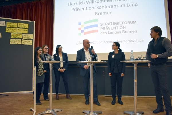 (v.l.) Eschin Marbin (Techniker), Svenja Jacobs (vdek), Tanja Ritter (IKK gesund plus), Wolfgang Ritter (hkk) und Sandra Stridde (Deutsche Gesetzliche Unfallversicherung) stellen sich den Fragen des Moderators Andree Pfitzner und des Publikums