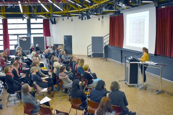 Mareike Sander-Drews von Frauengesundheit Tenever berichtet &uuml;ber ihr Projekt f&uuml;r Alleinerziehende.