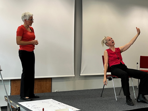 Zwei Frauen spielen Theater Zwei Frauen spielen Theater
