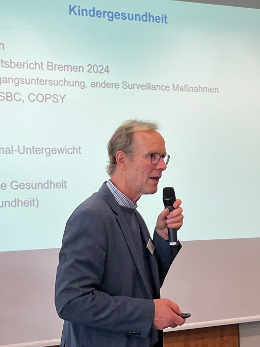 Mann mit Mikrophon in der Hand vor Präsentation Mann mit Mikrophon in der Hand vor Präsentation