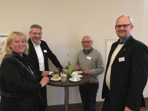 Selbstverwalter an einem Tisch: (v.l.n.r.) Bettina Schubert, Torsten Nimz, Ronald-Mike Neumeyer (alle drei hkk) und Jörg Henschen (TK)