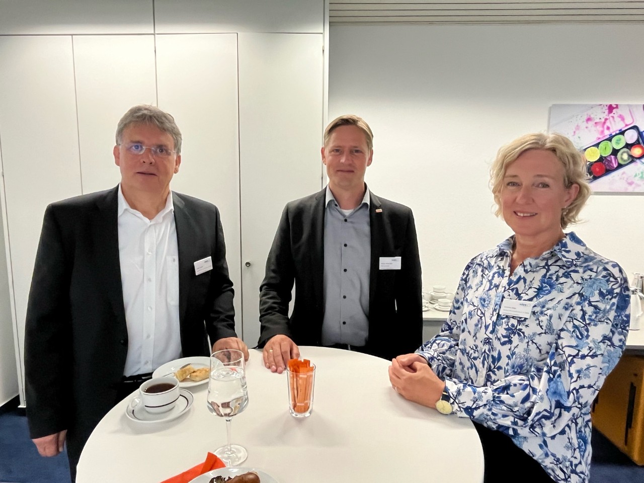 Lothar Lotzkat (links) und Christiane Rings (rechts), vdek Bremen, unterhalten sich mit Michael-Niklas R&uuml;he, Leiter der Bremer Landesvertretung der DAK Gesundheit