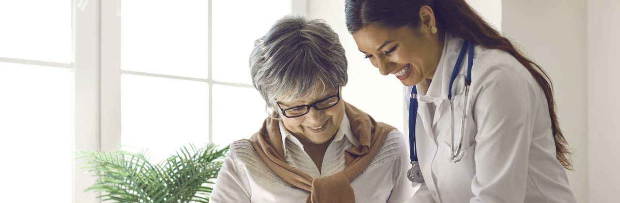 Slider Ärztin mit älterer Patientin im Gespräch