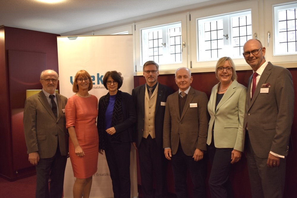 G&auml;ste bei der Staffel&uuml;bergabe (v.l.): J&uuml;rgen Scholz (HBKG), Kathrin Herbst (vdek), Senatorin Claudia Bernhard, Torsten Barenborg (vdek), Martin Sztraka (KZV Bremen), Ulrike Elsner (vdek), Dr. J&ouml;rg Hermann (KV Bremen) 