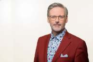Mann in rotem Sakko - Torsten Barenborg, Leiter der vdek-Landesvertretung Bremen