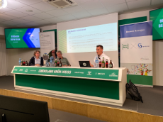 Eine Frau und zwei Männer auf einer Bühne zum Pressegespräch bei Werder Bremen