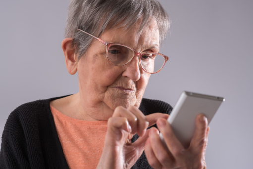 Ältere Frau benutzt ein Smartphone