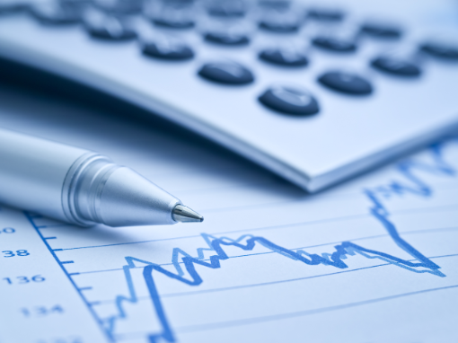 Taschenrechner und Kugelschreiber mit Kurvendiagramm