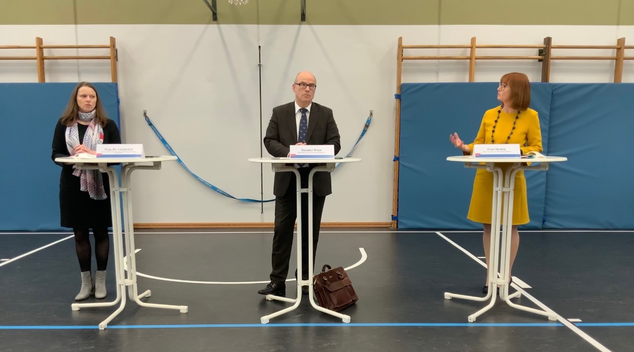 Stellten das Projekt an der Grundschule Mümmelmannsberg vor (v.l.): Sozialsenatorin Dr. Melanie Leonhard, der damalige Bildungssenator Ties Rabe und Kathrin Herbst, Leitern der vdek-Landesvertretung Hamburg