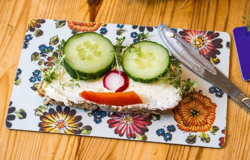 Die Vermittlung von Wissen rund um gesunde Ernährung, hier ein von Schülern belegtes Pausenbrot mit Paprika und Gurken, gehört zur Tätigkeit der Schulgesundheitsfachkräfte