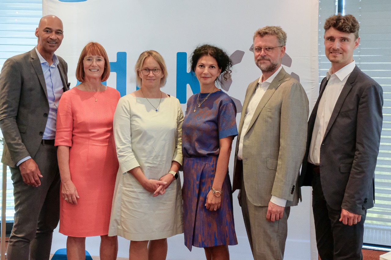 Teilnehmerinnen und Teilnehmer der Podiumsdiskussion beim 12. Hamburger Gesundheitstreff des Verbands der Ersatzkassen