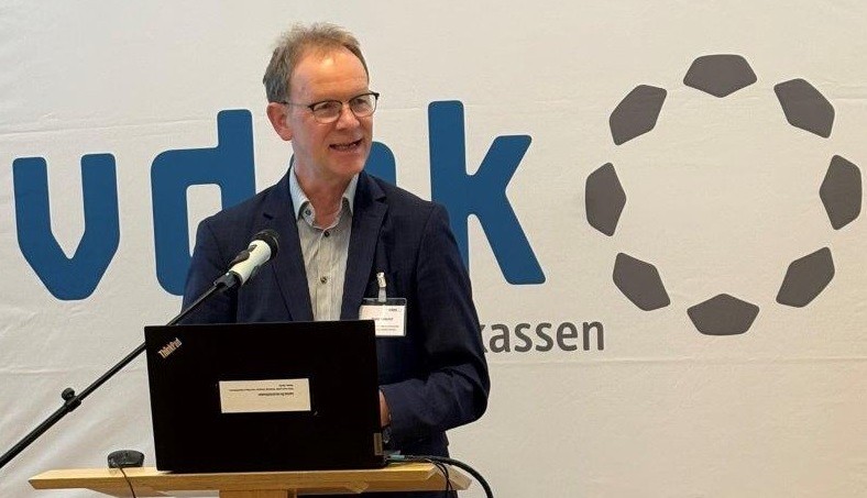 Amtleiter Marco Kellerhof am Rednerpult bei Verleihung des Selbsthilfepreises 2025