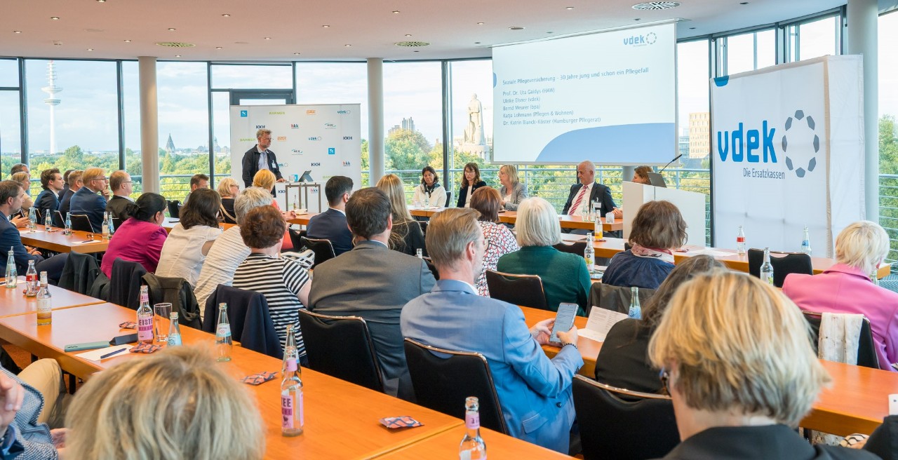 Blick in den Raum beim 13. Hamburger Gesundheitstreff mit geladenen Gästen und den Teilnehmenden an der Podiumsdiskussion Blick in den Raum beim 13. Hamburger Gesundheitstreff mit geladenen Gästen und den Teilnehmenden an der Podiumsdiskussion
