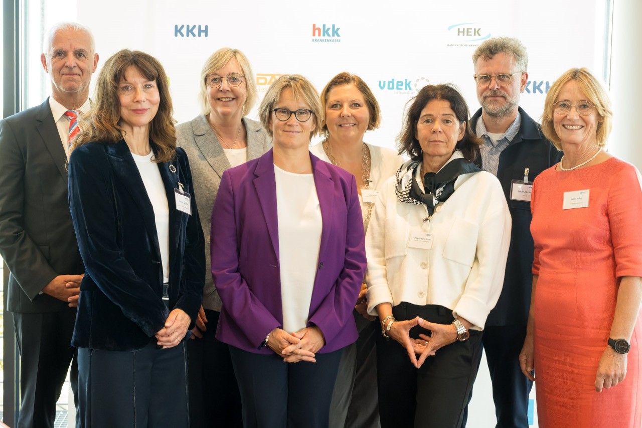 Gruppenbild beim 13. Hamburger Gesundheitstreff mit Gesundheitssenatorin Melanie Schlotzhauer in der Mitte Gruppenbild beim 13. Hamburger Gesundheitstreff mit Gesundheitssenatorin Melanie Schlotzhauer in der Mitte