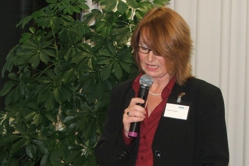 Kathrin Herbst, Leiterin der vdek-Landesvertretung Hamburg h&auml;lt ein Mikrofon und spricht