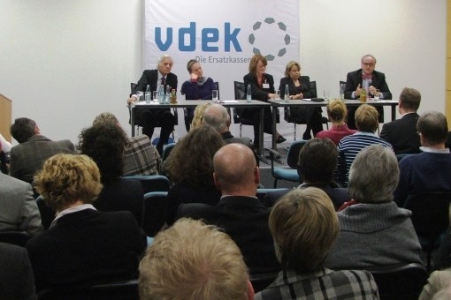 Blick aus dem Publikum zum Podium