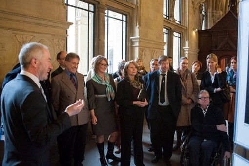 Ausstellungskurator Manfred Wigger, Senatorin Cornelia Prüfer-Storcks sowie Vertreterinnen des vdek in der Rathausdiele