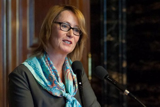 Kathrin Herbst, Leiterin der vdek-Landesvertretung Hamburg steht am Rednerpult und spricht Kathrin Herbst, Leiterin der vdek-Landesvertretung Hamburg steht am Rednerpult und spricht