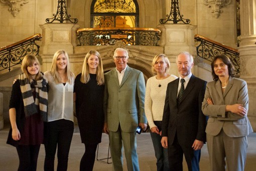 Fotoausstellung "Wieder Gesund?" im Rathaus Hamburg, Gruppenfoto im Rathausfoyer