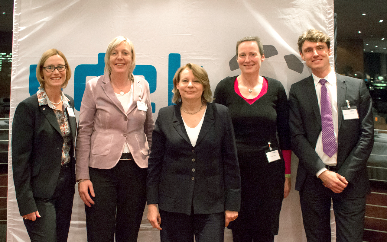 Kathrin Herbst, Ulrike Elsner, Cornelia Prüfer-Storcks, Dr. Claudia Brase und Prof. Dr. Jonas Schreyögg vor einem vdek-Banner