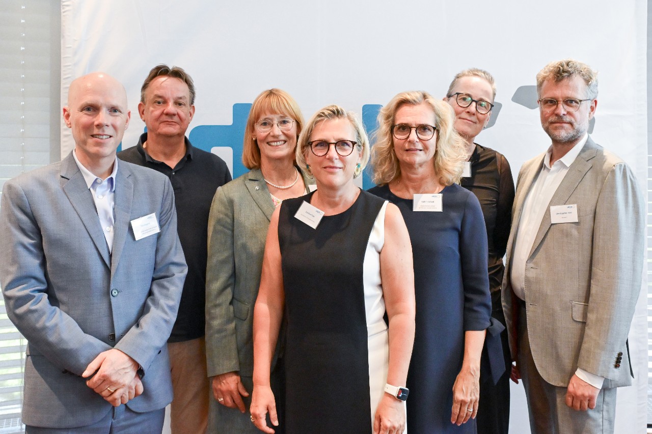 v.l.n.r.: Staatsrat Tim Angerer (Sozialbeh&ouml;rde), Professor Thomas Krafft (Universit&auml;t Maastricht), Kathrin Herbst (vdek-Landesvertretung), Caroline Roos (Kassen&auml;rztliche Vereinigung Hamburg), Kathrin Schuol (Innenbeh&ouml;rde), Dr. Claudia Brase (Hamburgische Krankenhausgesellschaft) und J&ouml;rn Straehler-Pohl (Moderator)
