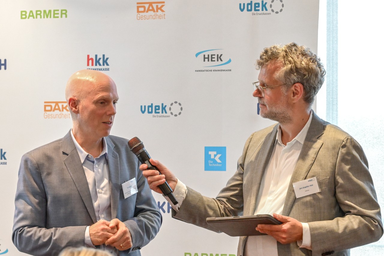 Im Interview: Staatsrat Tim Angerer mit Moderator J&ouml;rn Straehler-Pohl