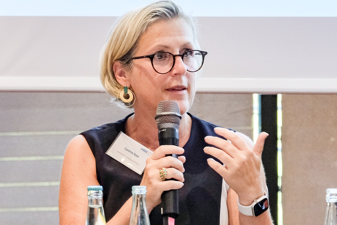 Caroline Roos, stellvertretende Vorsitzende der Kassen&auml;rztlichen Vereinigung Hamburg, auf dem Podium