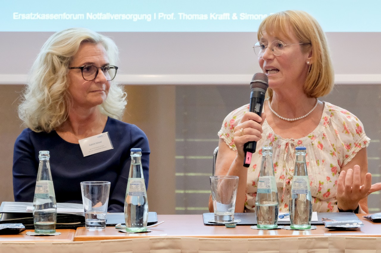 Bei der Podiumsdiskussion (v.l.n.r.): Kathrin Schuol (Innenbeh&ouml;rde) und vdek-Landesvertretungsleiterin Kathrin Herbst