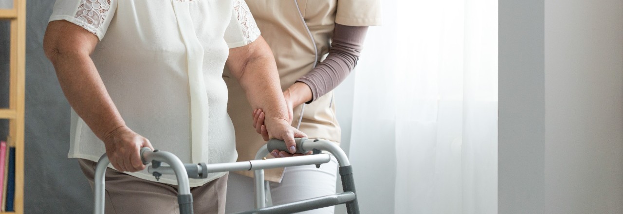 Ältere Frau mit Gehhilfe Ältere Frau mit Gehhilfe