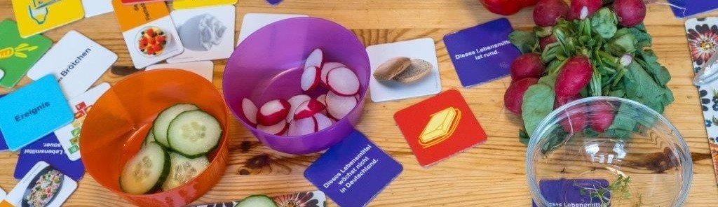Gesunde Ernährung und die Vermittlung von Wissen dazu, hier Gemüse und Karten aus einem Wissens-Spiel für Kinder, stehen mit im Fokus der Tätigkeit der Schulgesundheitsfachkräfte