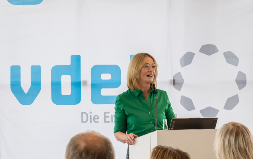 Frau hält eine Rede an einem Rednerpult