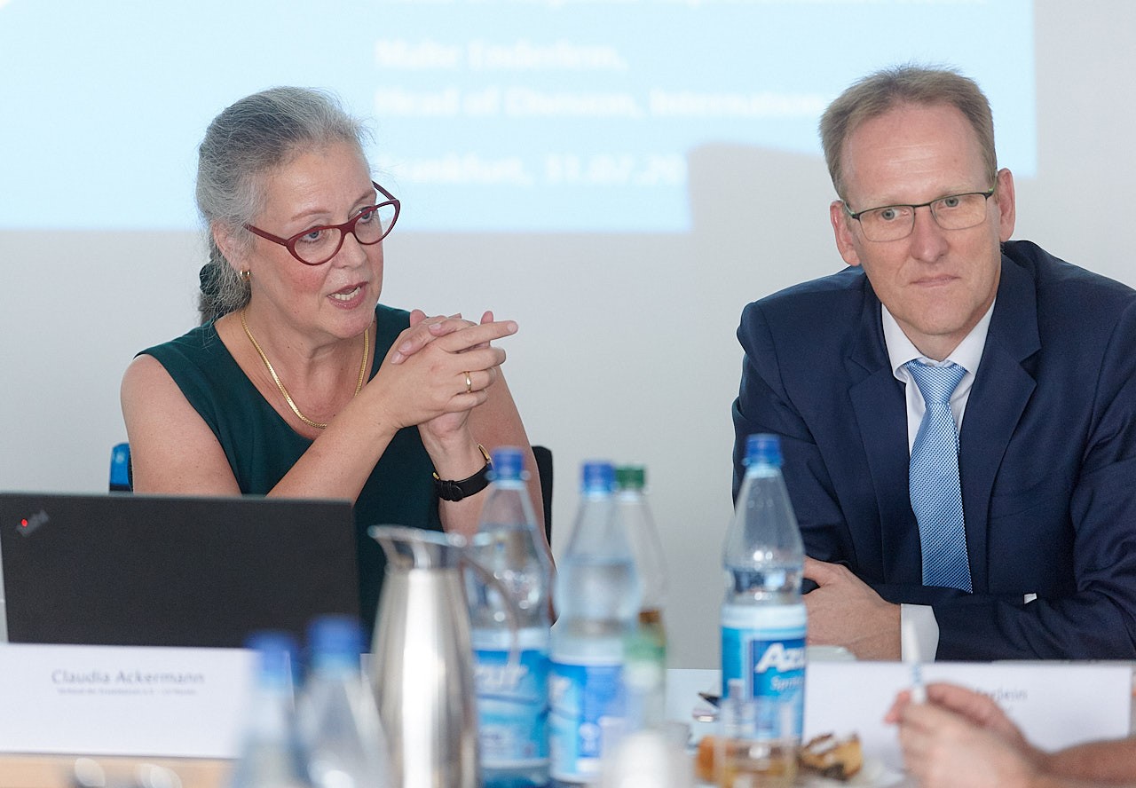 Claudia Ackermann und Malte Enderlein erl&auml;utern der Delegation aus Guinea das bundesdeutsche Krankenversicherungssystem