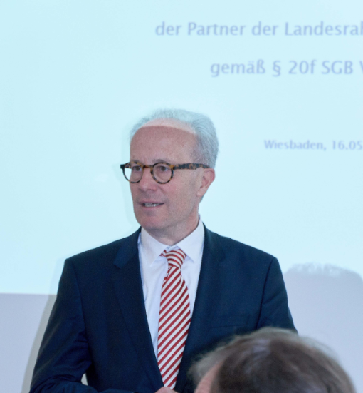 Porträt eines Mannes mit Brille