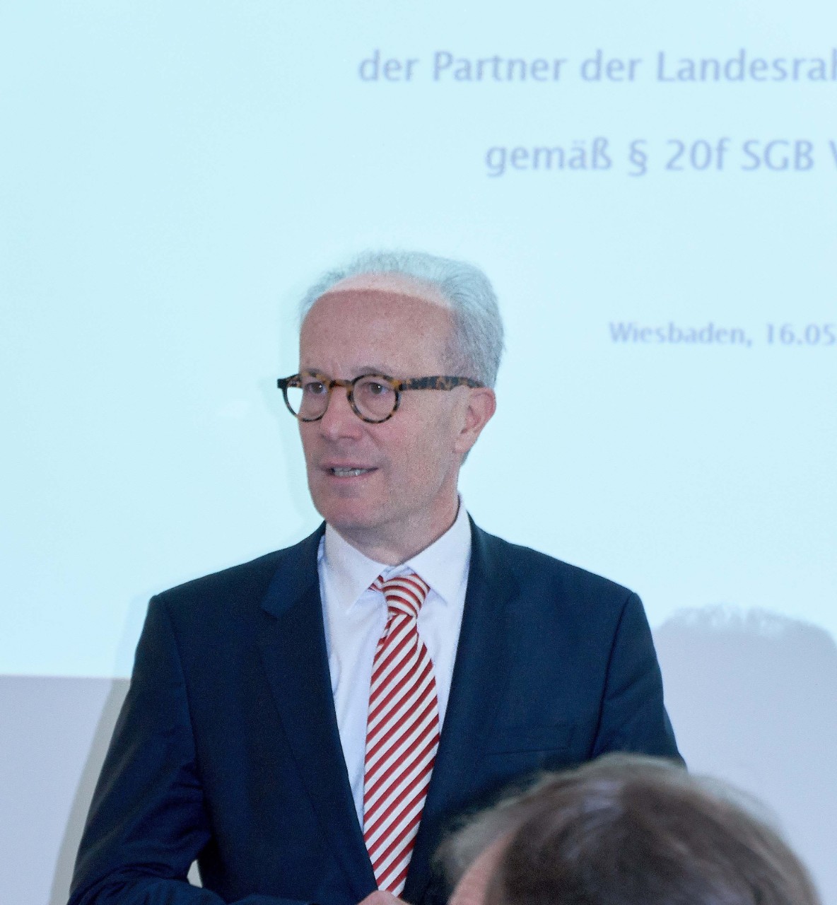 Porträt eines Mannes mit Brille Porträt eines Mannes mit Brille