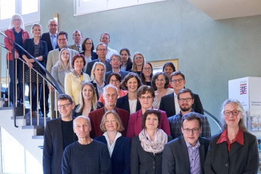Gruppenbild der Teilnehmer auf einer Treppe
